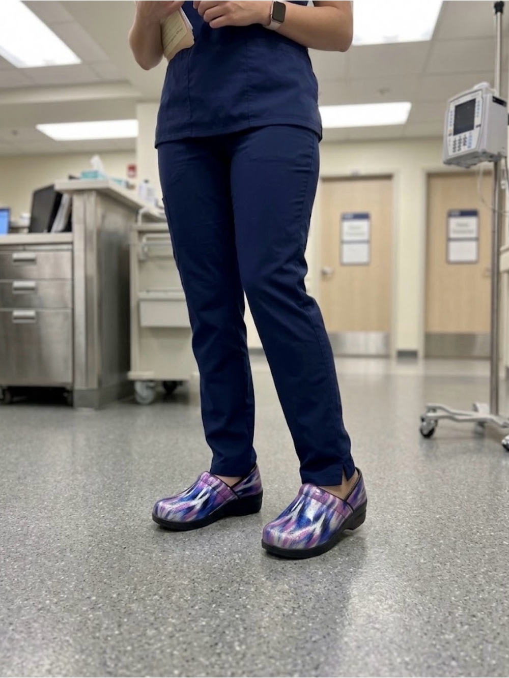 Savvy Brandy Purple Blue Glitter Wave Nursing Clogs 8.5⁠